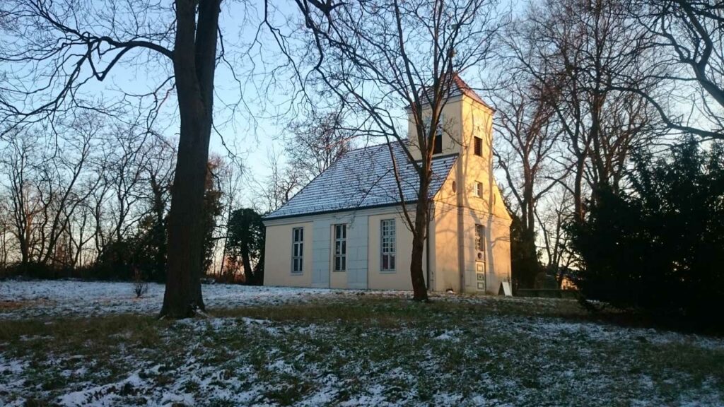 Dorfkirche Schmöckwitz im Winter mit leicht verschneitem Kirchhof