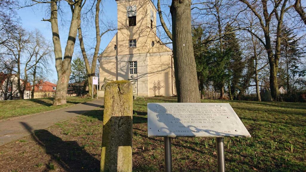 Historischer Prellstein der Uferbahn vor der Dorfkirche Schmöckwitz