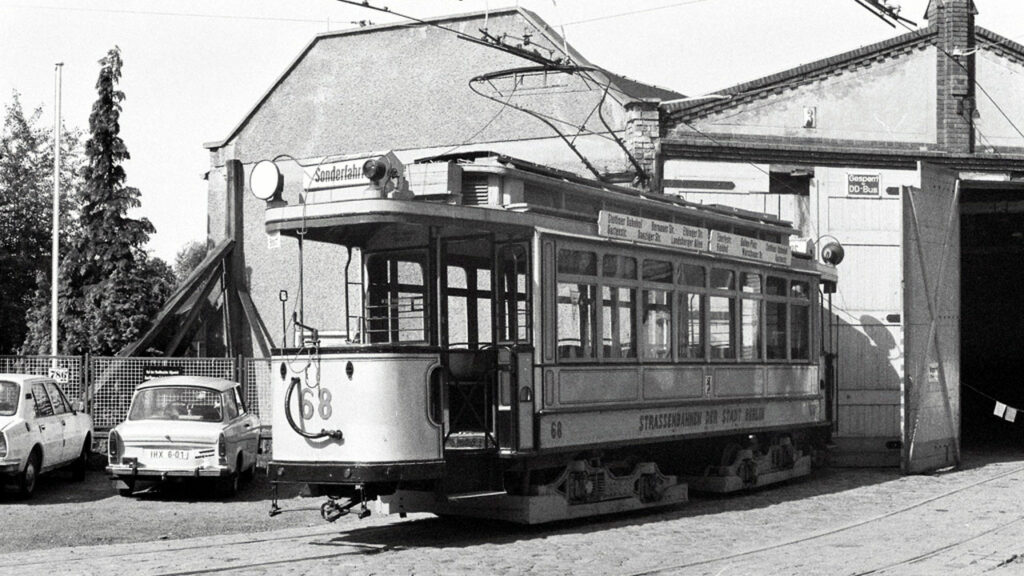 Straßenbahndepot - Museumstriebwagen TW 68 Falkenried Baujahr 1910 vor der Halle in Alt-Schmöckwitz