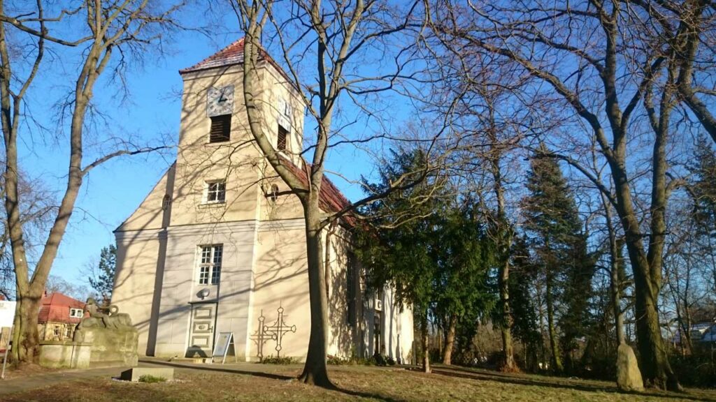 Dorfkirche Schmöckwitz zwischen alten Bäumen