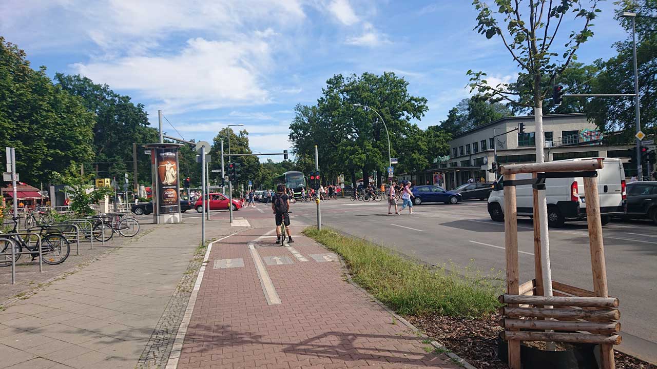 Gefahrvoller Radweg an der Kreuzung am S-Bahnhof Grünau