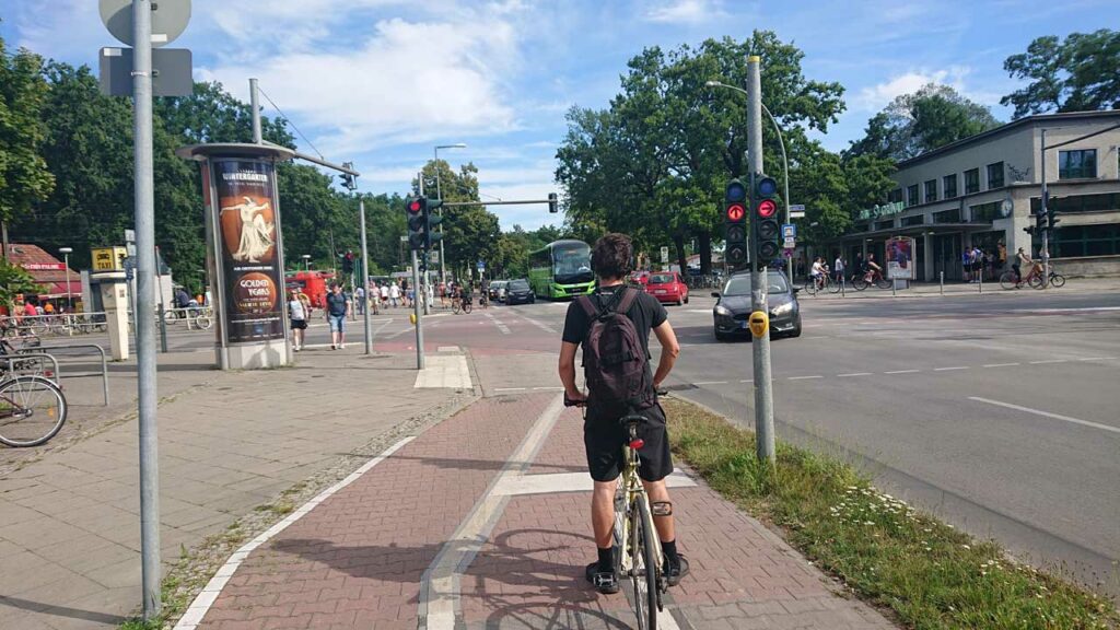 Gefährliche Kreuzung für Radfahrer - Adlergestell Ecke Wassersportallee
