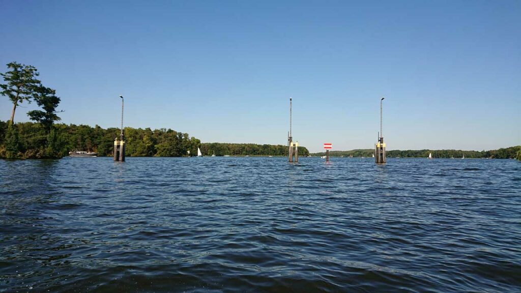 Fahrwassermarkierungen und Segelboote auf dem Wasser bei Schmöckwitz