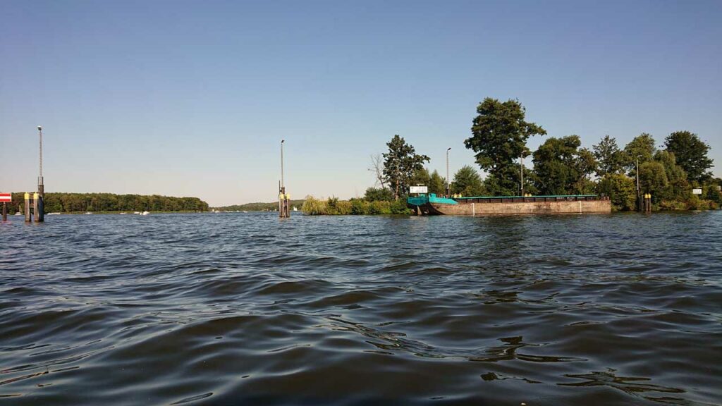 Uferanlage und Fahrwassermarkierungen bei Schmöckwitz