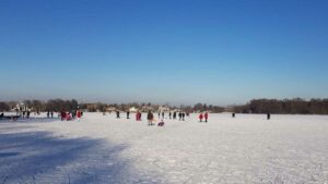 Winterfreude mit Risiko: Sonniger Sonntag lockt Hunderte aufs Eis