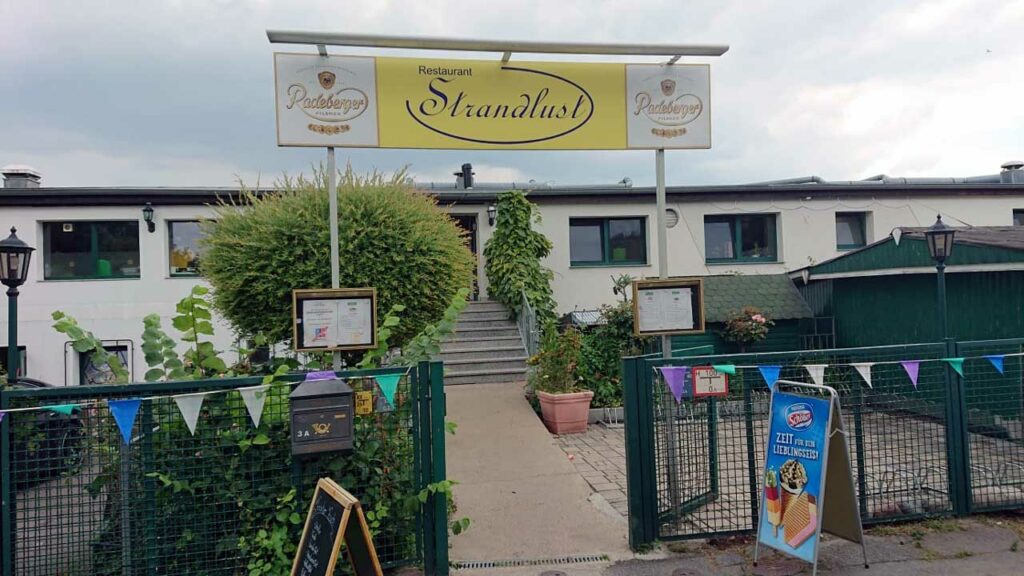 Restaurant Strandlust in Schmöckwitz, Außenansicht auf einer Archivaufnahme von 2021