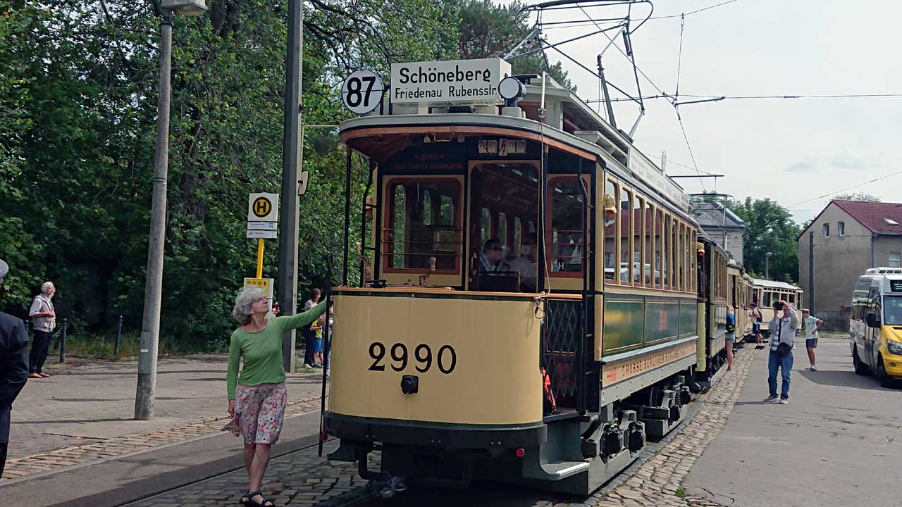 Historische Straßenbahnen auf Fahrt in Berlin Schmöckwitz