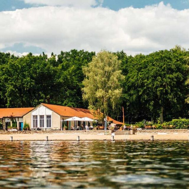 Strandbad Wendenschloss mit Strand, Gebäuden und Blick vom Wasser