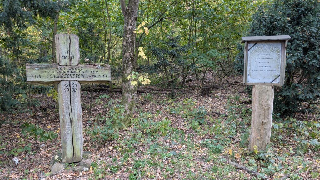 Gedenkkreuz und Informationstafel für den 1908 ermordeten Förster Emil Schwarzenstein