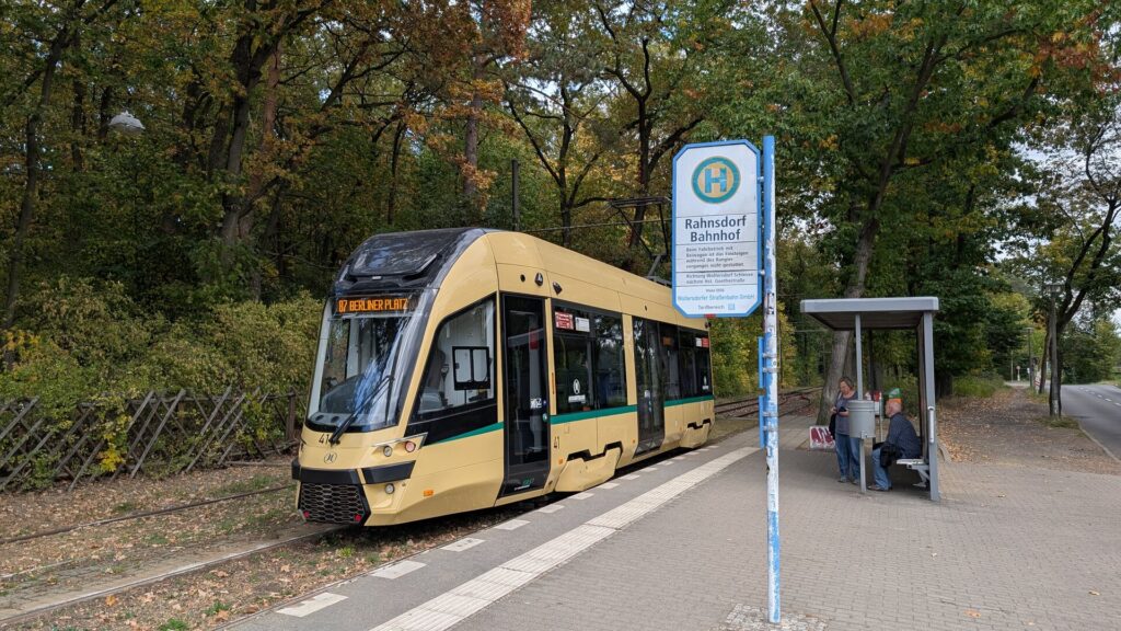 Niederflurwagen Moderus Gamma der Straßenbahnlinie 87 am Bahnhof Rahnsdorf