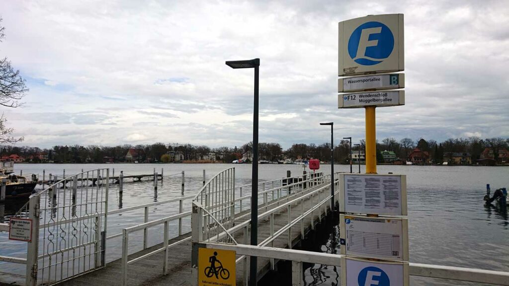 Anleger der Fähre F21 Zum Seeblick in Schmöckwitz mit Fährschild und Steg
