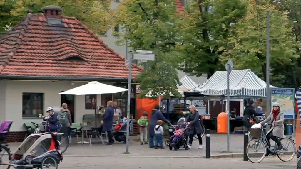 Marktplatz Friedrichshagen in der Bölschestraße. Markttreiben mit vielen lokalen Händlern