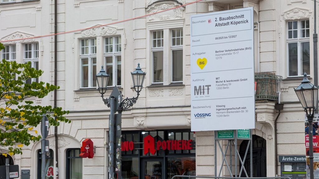 Bauschild zum zweiten Bauabschnitt der BVG in der Altstadt Köpenick