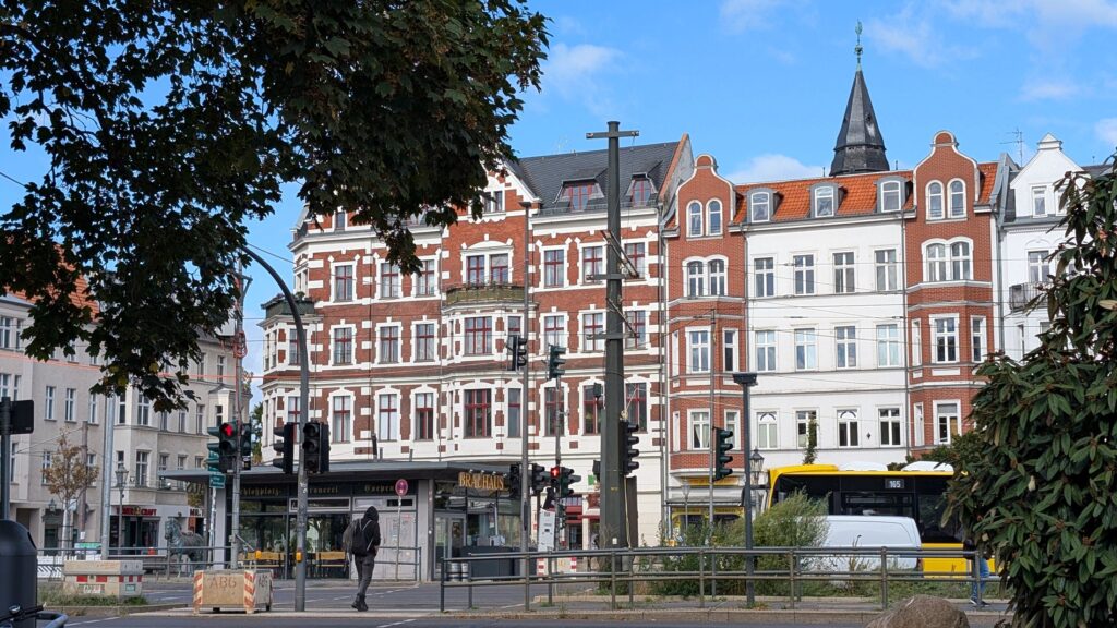 Historische Häuser in Alt-Köpenick mit Bus und Baustelle im September 2026