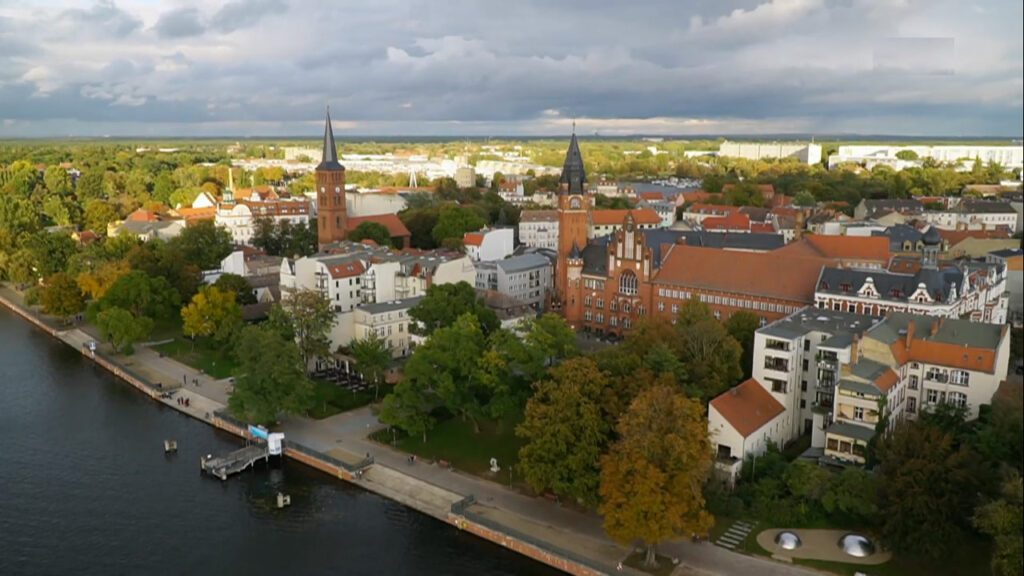 Blick über die Altstadt Köpenick mit Rathaus, Stadtkirche und Dahme