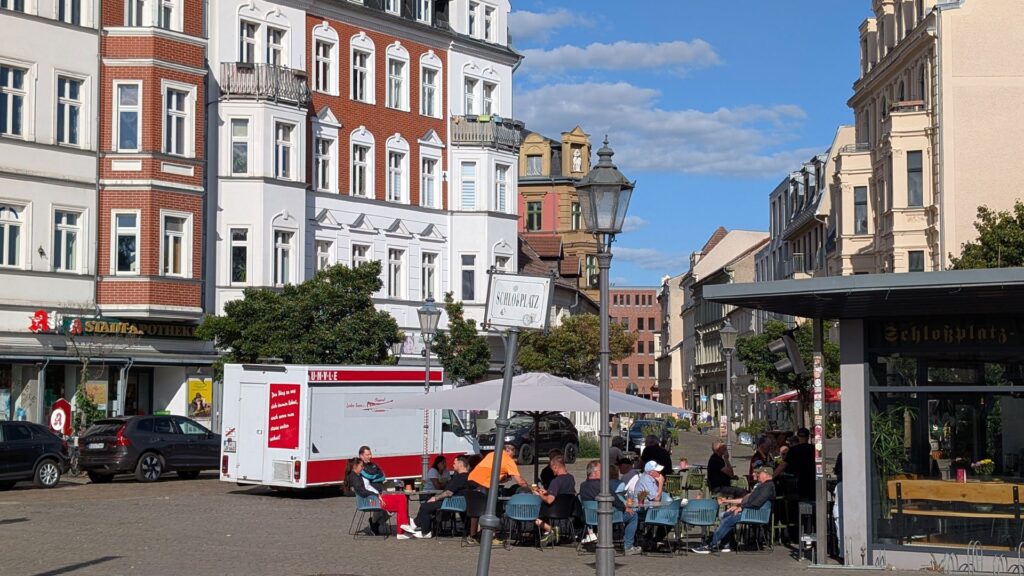 Cafés und Fassaden am Schlossplatz Köpenick