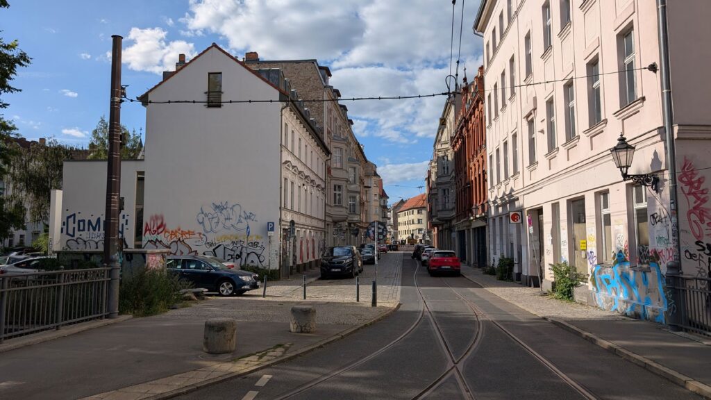 Grünstraße mit Straßenbahngleis in der Altstadt Köpenick