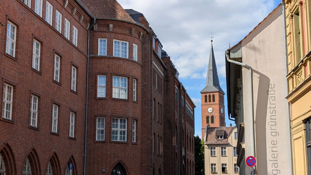 Grünstraße mit Galeria-Grünstraße-Schriftzug und Blick zur St.-Laurentius-Stadtkirche