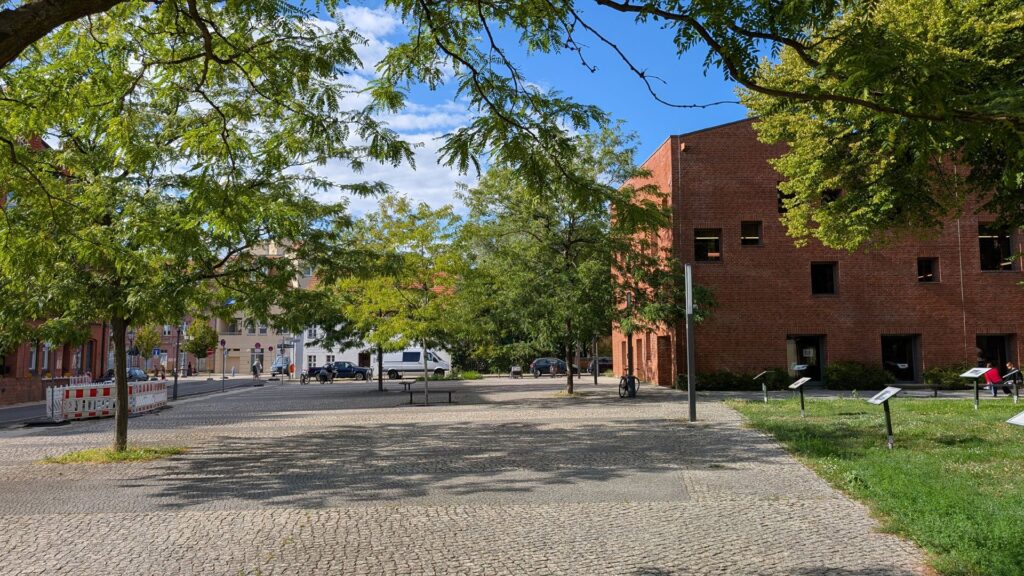 Kopfsteinpflaster und Hofsituation in der Altstadt Köpenick