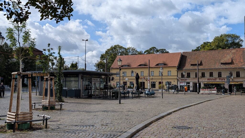 Schlossplatz Köpenick mit Brauhaus, Pferdeskulptur und Altstadthäusern