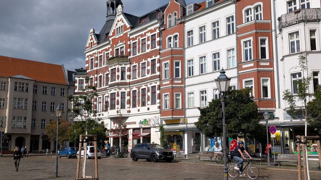 Denkmalgeschützte rote und weiße Fassaden am Schlossplatz Köpenick