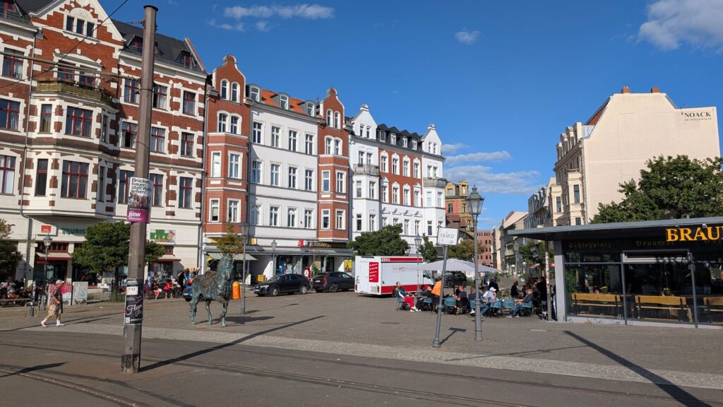 Schlossplatz Köpenick mit Fassaden und Außengastronomie