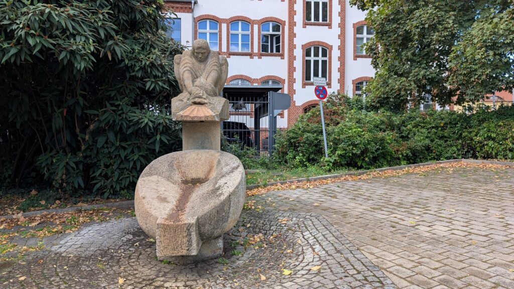 Sandsteinbrunnen Wäscherin von Karl-Günter Möpert am Schlossgraben in Köpenick