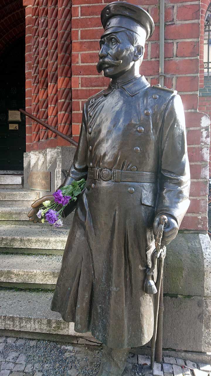 Hauptmann von Köpenick - Statue vor dem Rathaus Köpenick