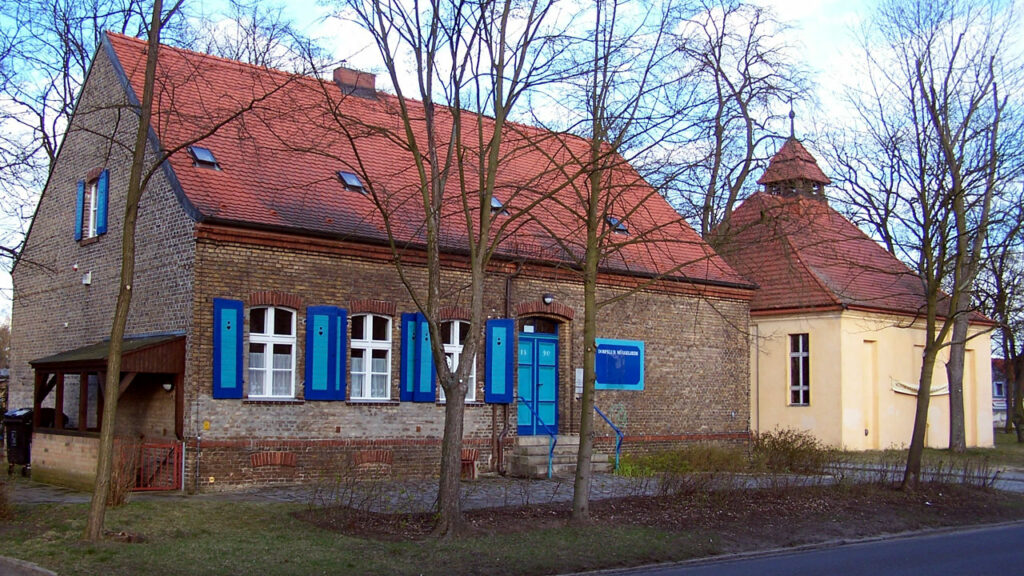 Müggelheim in Berlin-Köpenick - Alte Schule und Kirche auf dem Dorfanger - Köpenick Info