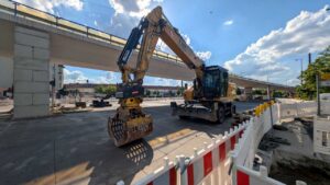 Abriss Brücke an der Wuhlheide - BVG und Autoverkehr gestoppt - koepenick.info