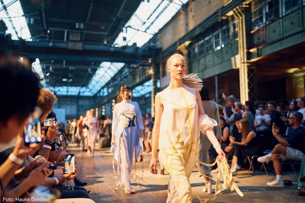 Fashion Show IN FLUX der HTW Berlin in den Industriehallen des MaHalla