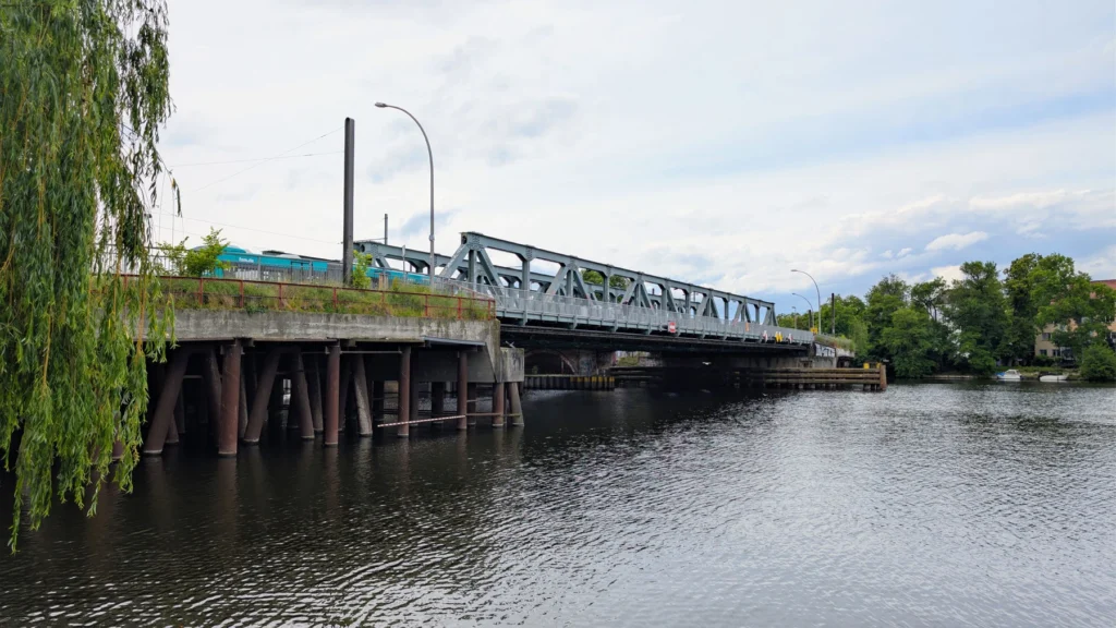 Blick auf die Lange Brücke in Berlin-Köpenick über die Dahme