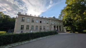 Hauptgebäude der Archenhold-Sternwarte zwischen den Bäumen des Treptower Parks