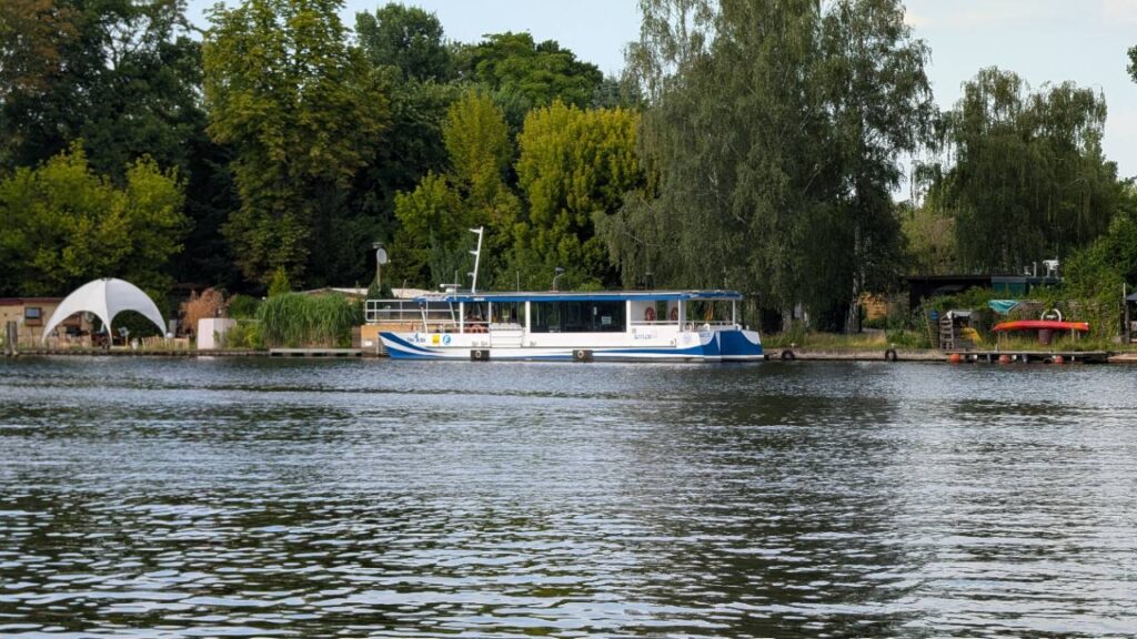 BVG-Fähre F11 auf der Spree zwischen Baumschulenstraße und Wilhelmstrand