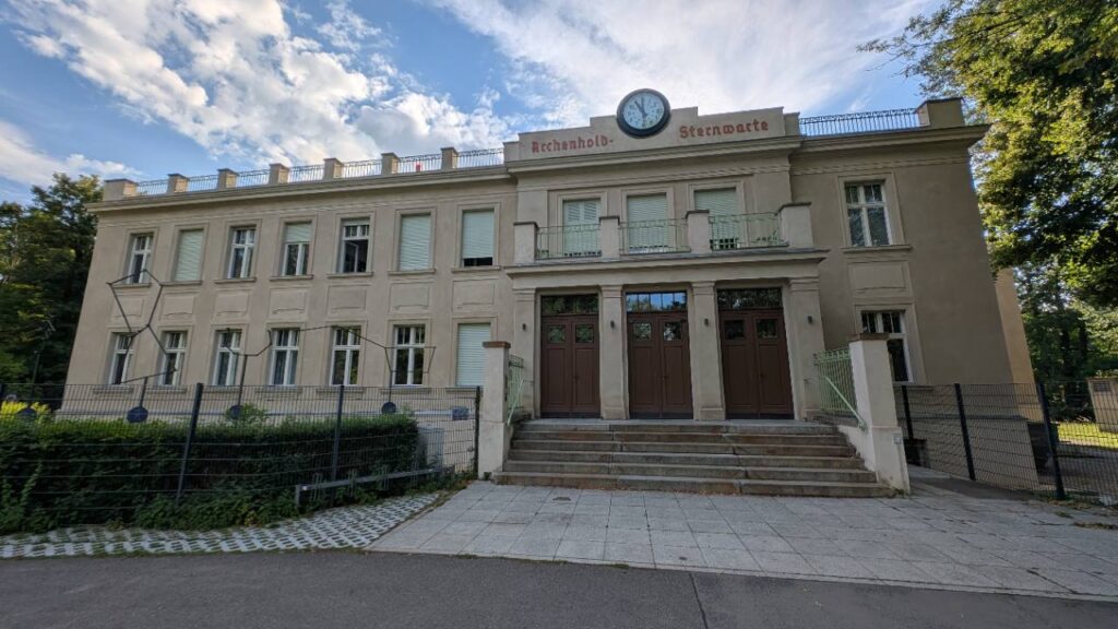 Frontalansicht des Eingangs der Archenhold-Sternwarte in Alt-Treptow