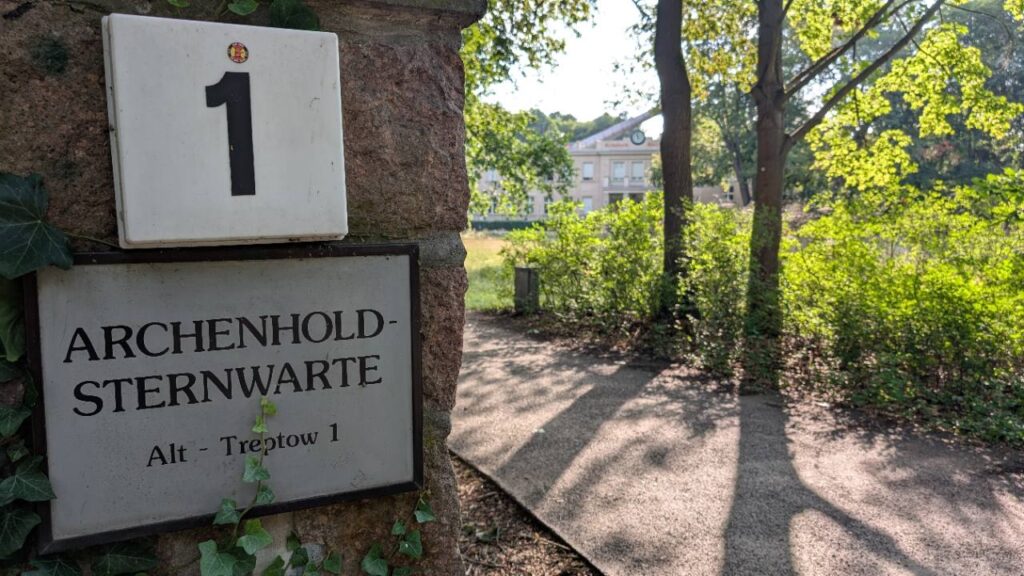 Eingangsschild Archenhold-Sternwarte Alt-Treptow 1 mit dem Sternwartengebäude im Hintergrund