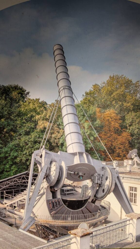Treptower Riesenfernrohr mit seinem 21 Meter langen Tubus an der Archenhold-Sternwarte