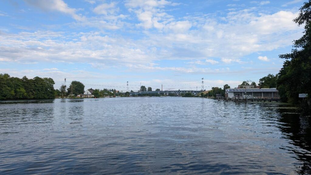 Blick vom Fähranleger Baumschulenstraße über die Spree Richtung Oberschöneweide