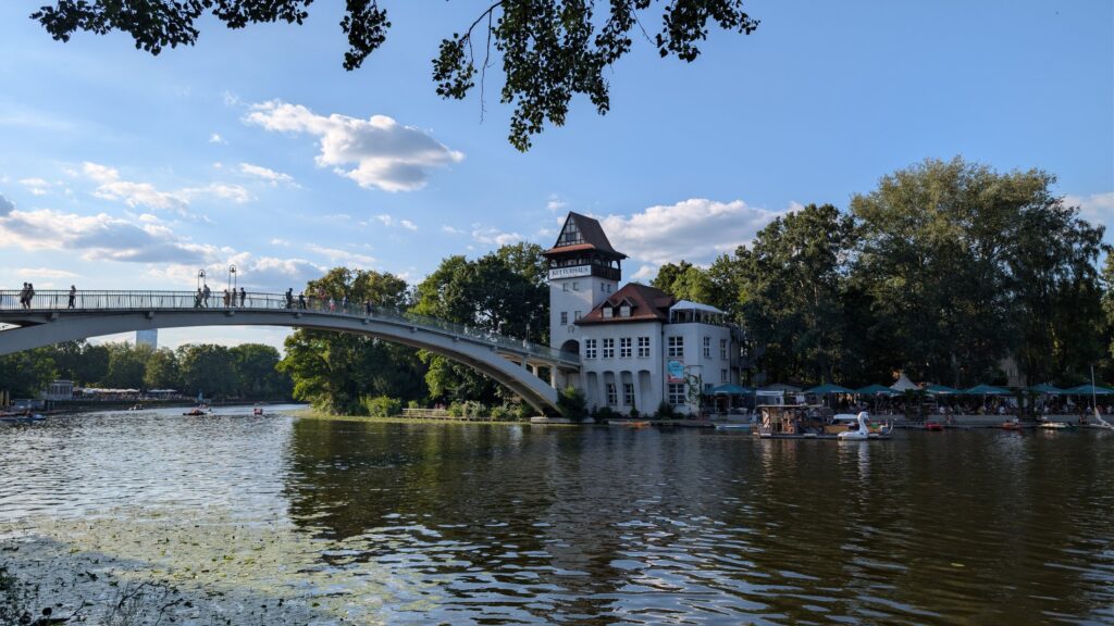 Abteibrücke und Brückenhaus an der Insel der Jugend