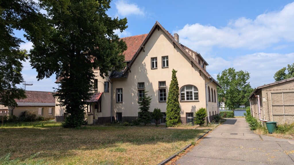 Denkmalgeschütztes Bootshaus des Akademischen Rudervereins in Berlin-Grünau
