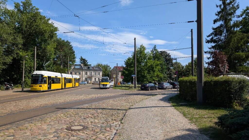 Tram 68 im historischen Ortskern von Alt-Schmöckwitz