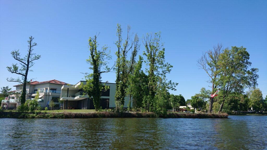 Alt-Schmöckwitz vom Wasser aus mit Ufer und Häusern