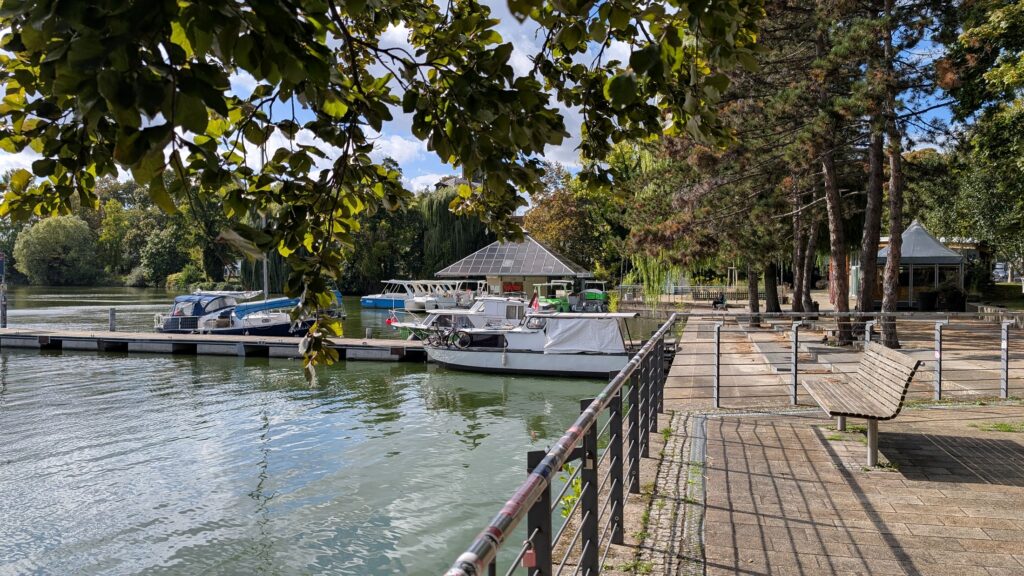 Boote und Sitzbänke am Ufer des Fischerkietzes in Köpenick