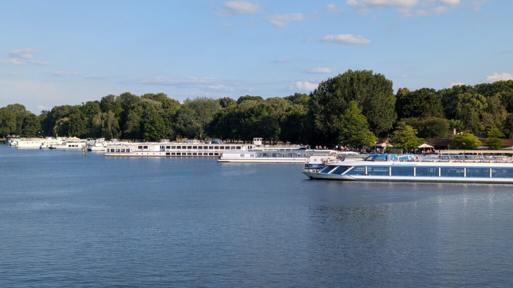 Ausflugsschiff auf der Spree am Treptower Park