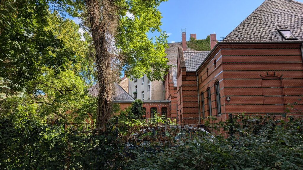 Backsteinbau und Grün am Umfeld der St.-Laurentius-Stadtkirche Köpenick