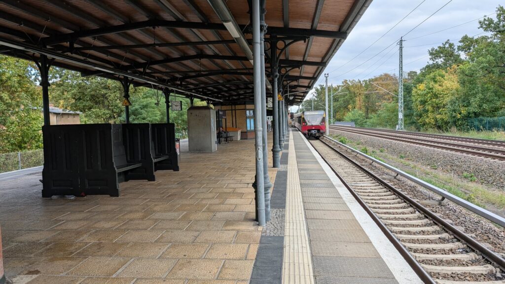 Überdachter Bahnsteig und Gleise am S-Bahnhof Rahnsdorf