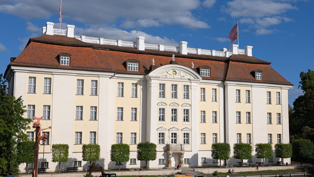 Barockfassade von Schloss Köpenick vom Ufer aus gesehen