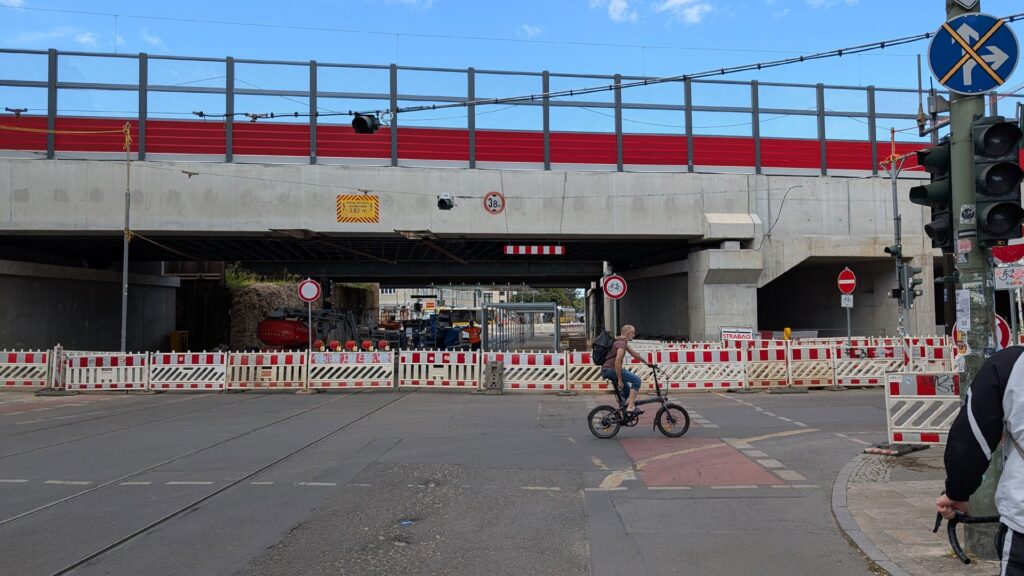 Baustelle und neue Bahnbrücke am Bahnhof Köpenick