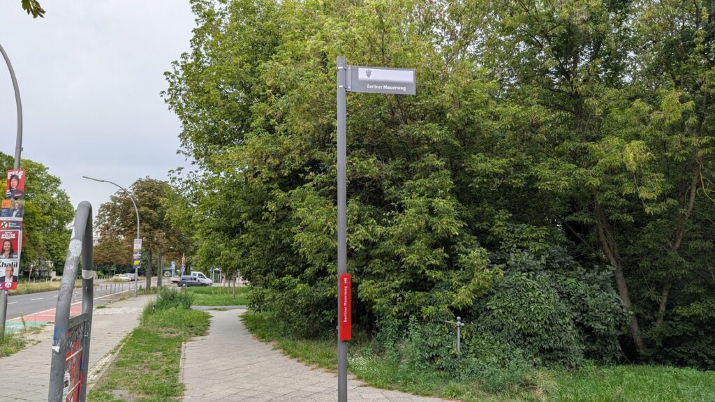 Wegweiser Berliner Mauerweg an der Sonnenallee