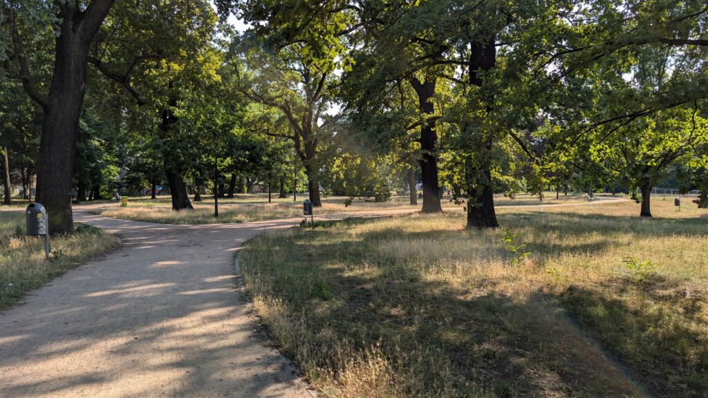 Weg am Schlesischen Busch nahe dem Berliner Mauerweg in Treptow